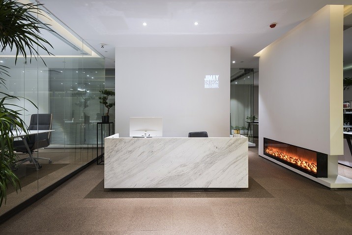 ‘少’不是空白而是精簡，‘多’不是擁擠而是＊＊。